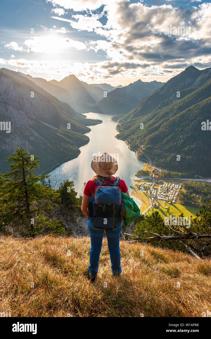 Weibliche Wanderer mit einem Sonnenhut Blick in die Ferne, Plansee, Ammergauer Alpen, Bezirk Reutte, Tirol, Österreich Stockfoto