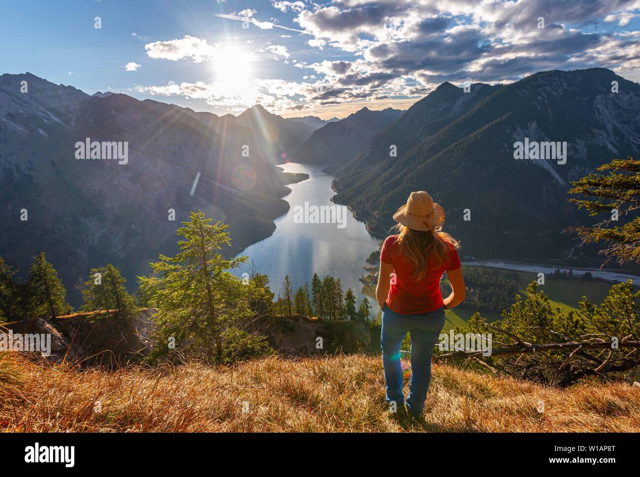 Weibliche hker mit einem Sonnenhut Blick in die Ferne, Plansee, Ammergauer Alpen, Bezirk Reutte, Tirol, Österreich Stockfoto