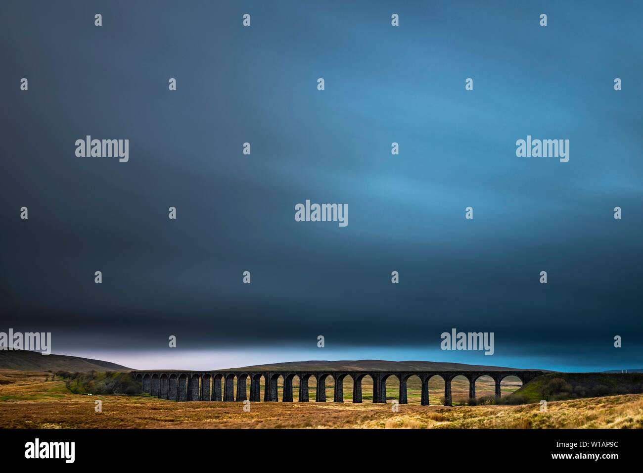 Eisenbahnbrücke, Ribblehead Viadukt im Herbst Landschaft mit dramatischen Wolke Himmel, Ingelton, Yorkshire Dales National Park, Midlands, Großbritannien Stockfoto