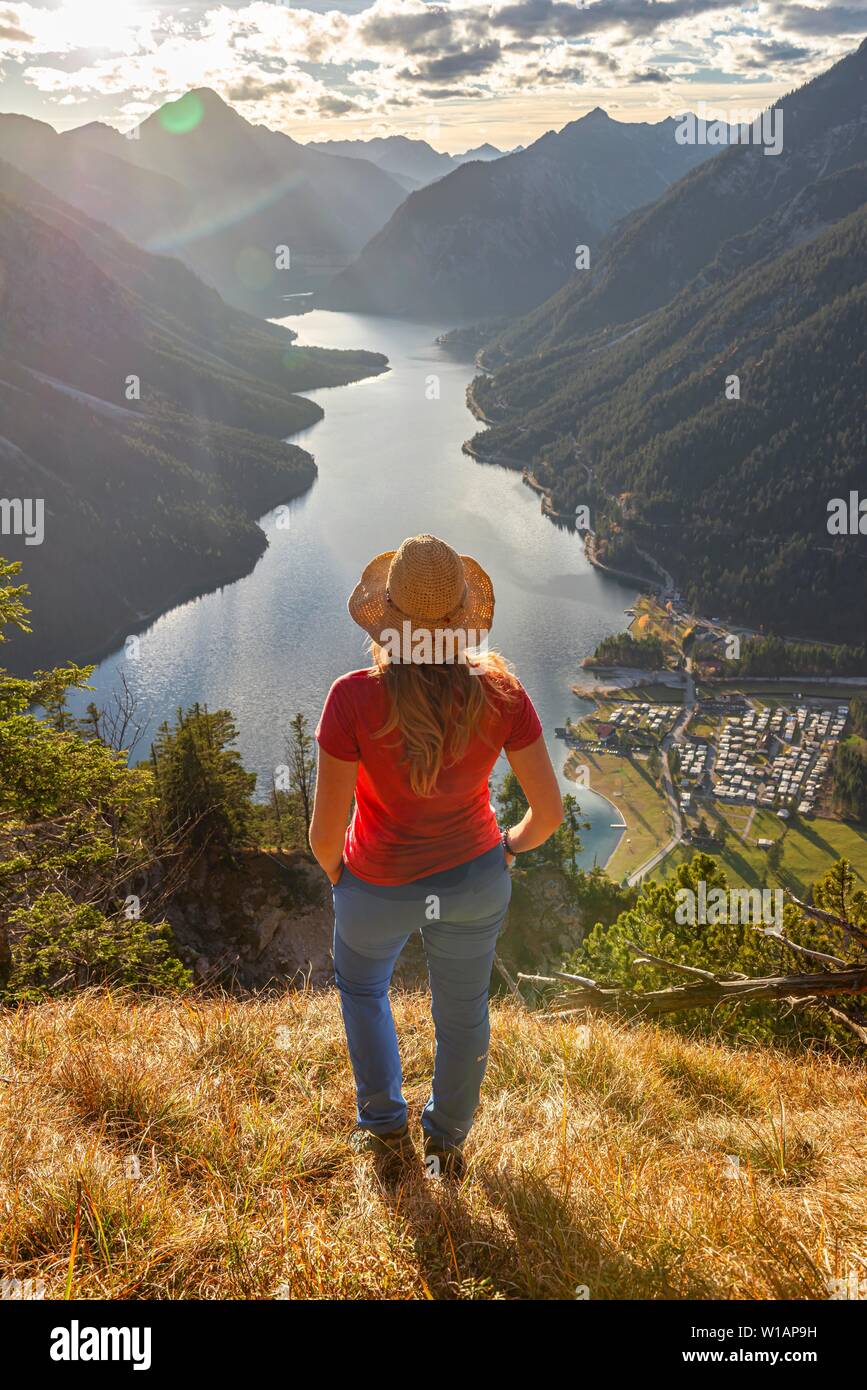 Weibliche Wanderer mit einem Sonnenhut Blick in die Ferne, Plansee, Ammergauer Alpen, Bezirk Reutte, Tirol, Österreich Stockfoto