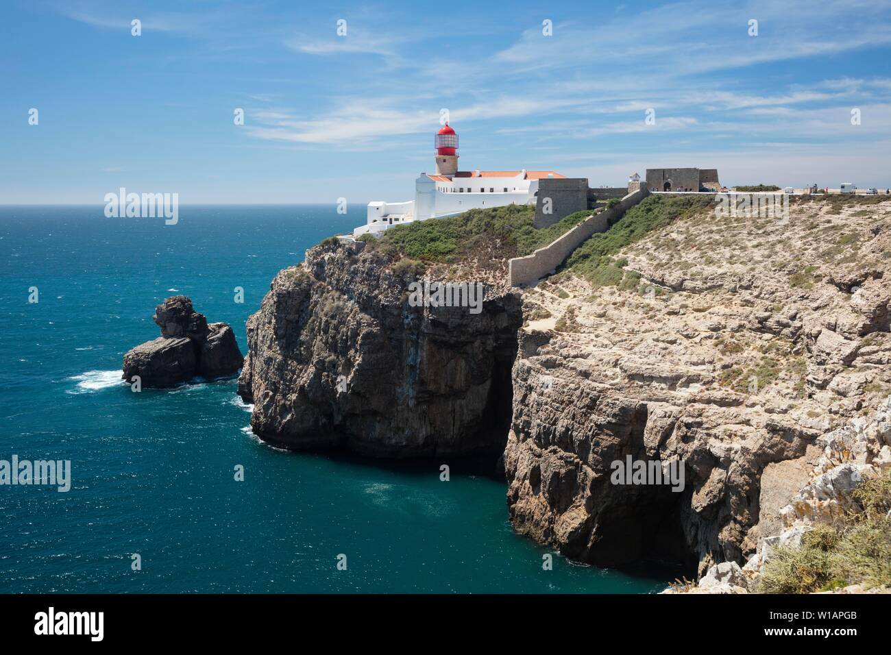 Leuchtturm an der Steilküste, Cabo de Sao Vicente, Kap Sankt Vinzenz, südwestliche Punkt Europas, Algarve, Portugal Stockfoto