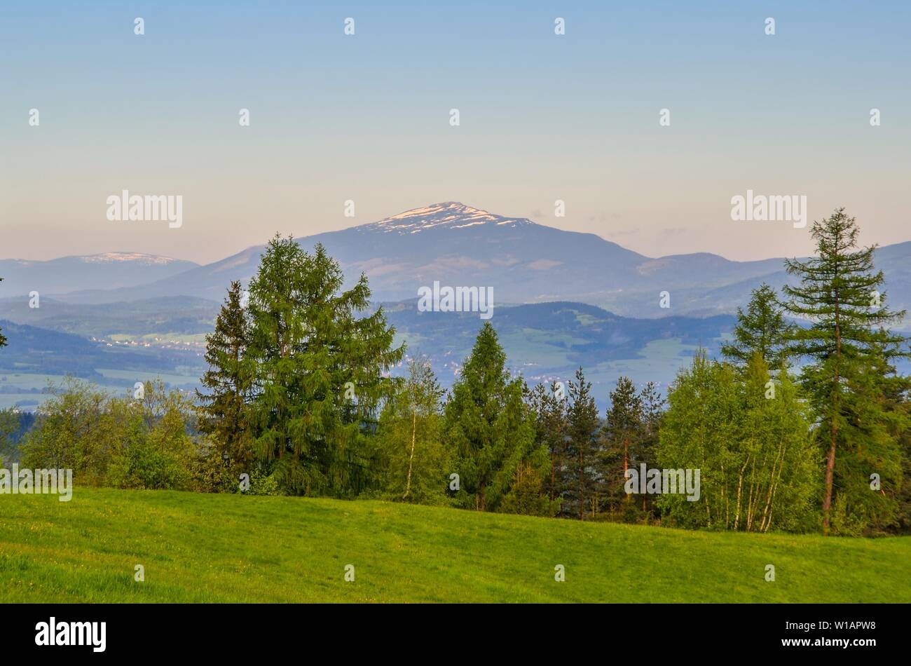 Schöner Frühling Berglandschaft. Green Glade auf den schönen Hügeln. Stockfoto