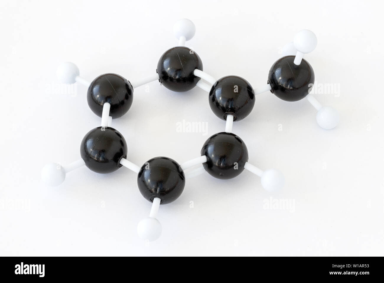 Plastikkugelmodell eines Toluol- oder Methylbenzol-Moleküls (C7H8), dargestellt mit kekule-Struktur auf weißem Hintergrund. Methylgruppe rechts. Stockfoto