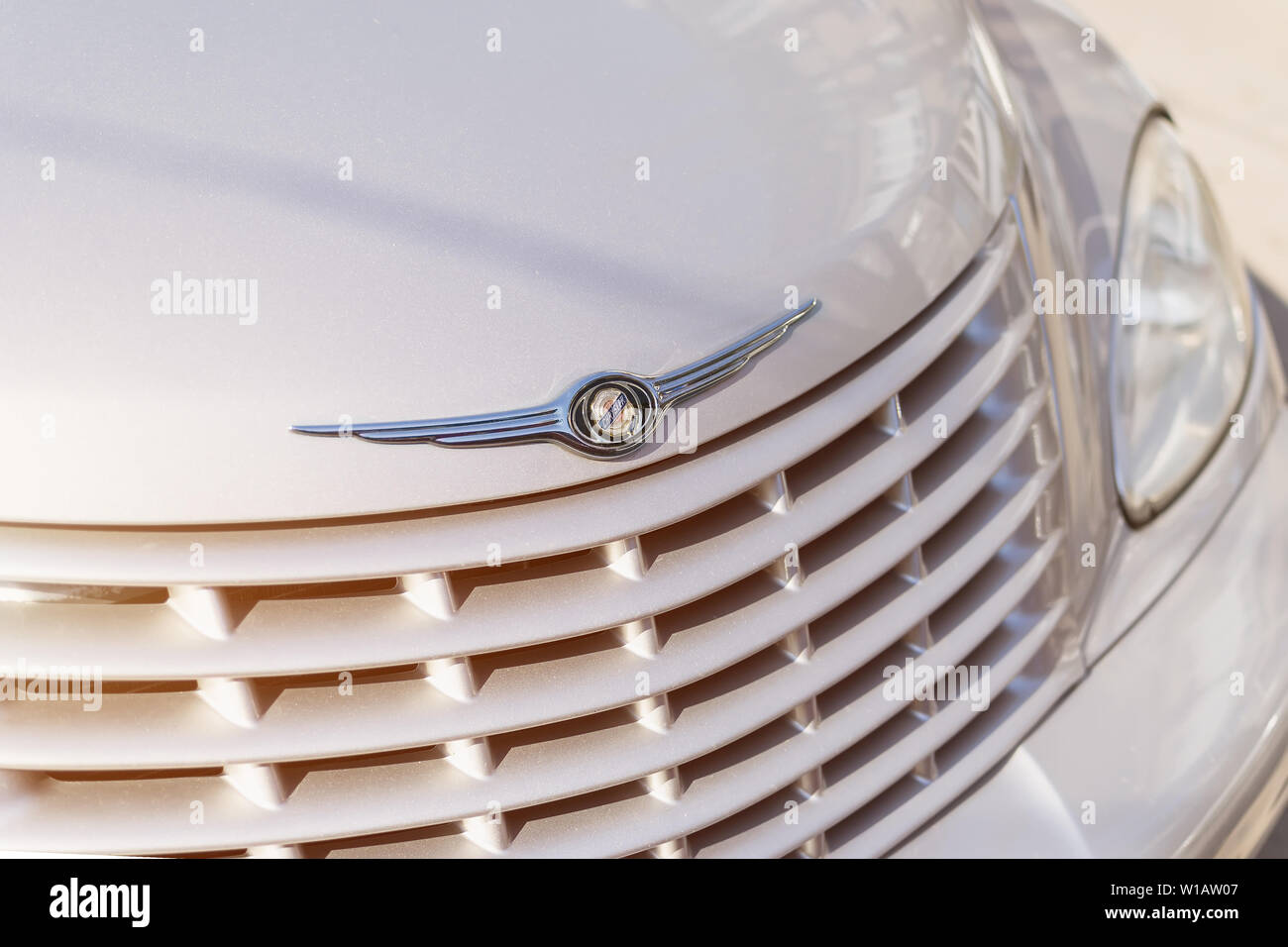 Varna, Bulgarien, 20. Februar 2019. Chrom Chrysler logo Anmelden Close-up. Motorhaube und Auto Grill vom silbernen Chrysler auf einem Parkplatz. Stockfoto