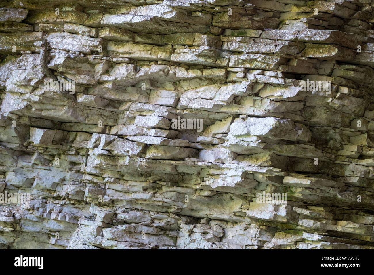 Textur, die hintergrundebenen und Rissen in Sedimentgestein auf Felswand. Felsen von Rock Mountain. Rock Schiefer in den Berg. Nahtlose abstrakte backgro Stockfoto