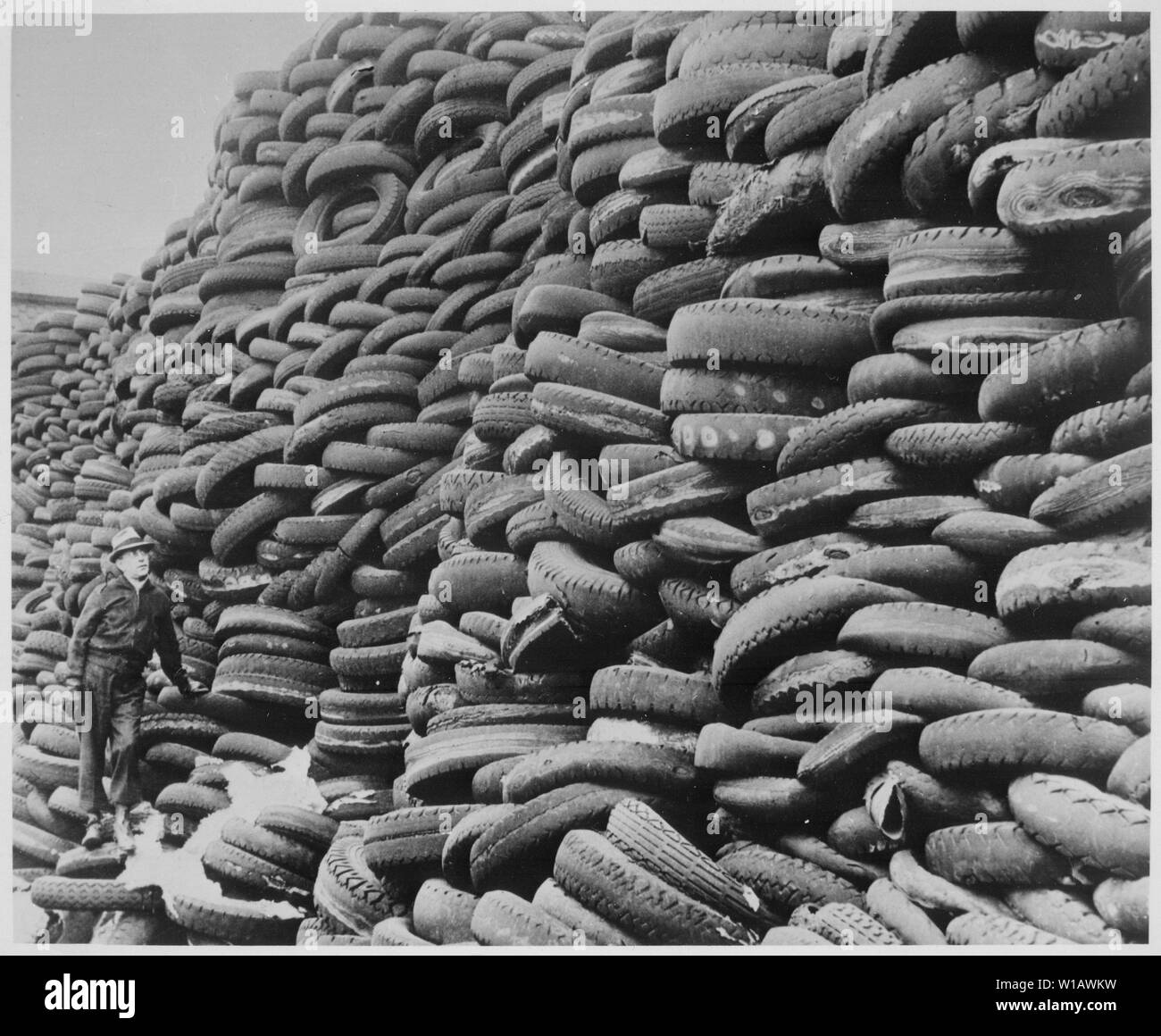 Als dieser Haufen verwendete Auto Reifen gibt, die Vereinigten Staaten mit  ihren vielen Pkw hat in weggeworfenen Reifen eine große Quelle der  Regenerate für den Einsatz im Krieg., 1939 - 1945; Allgemeine