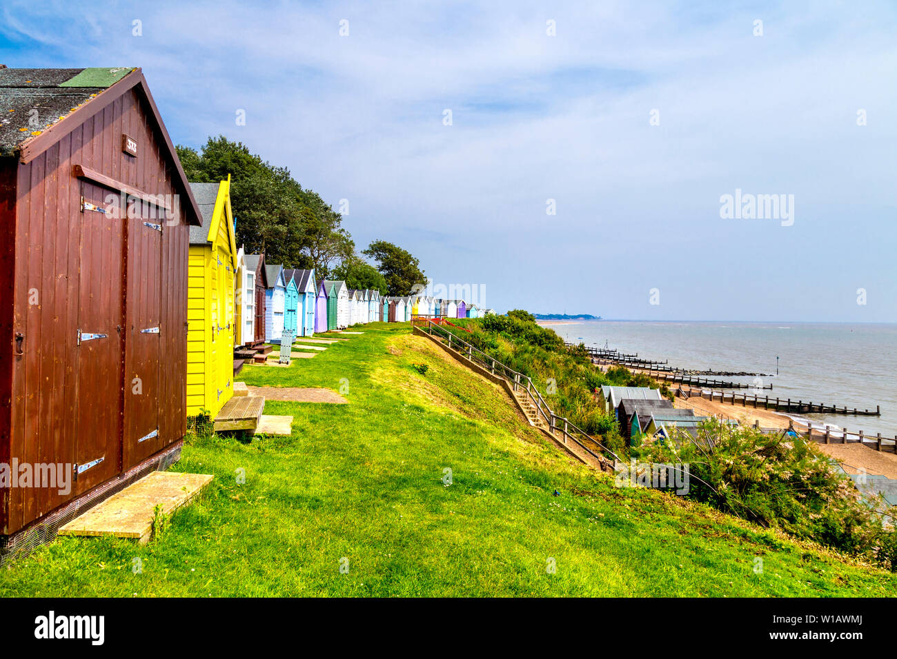 Bunten Badekabinen am Meer Strand in Ipswich, Suffolk, Großbritannien Stockfoto