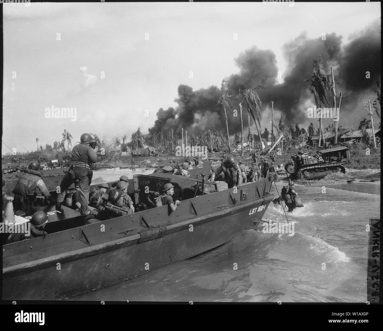 Australische Truppen Sturm an Land in den ersten Angriff wave Balikpapan an der südöstlichen Küste von Öl zu schlagen - reiche Borneo. Coast Guard bekämpfen Fotograf James L. Lonergan steht in der Landing Craft.; Allgemeine Hinweise: Verwenden Sie Krieg und Konflikt Nummer 1171 bei der Bestellung eine Reproduktion oder Anforderung von Informationen zu diesem Bild. Stockfoto