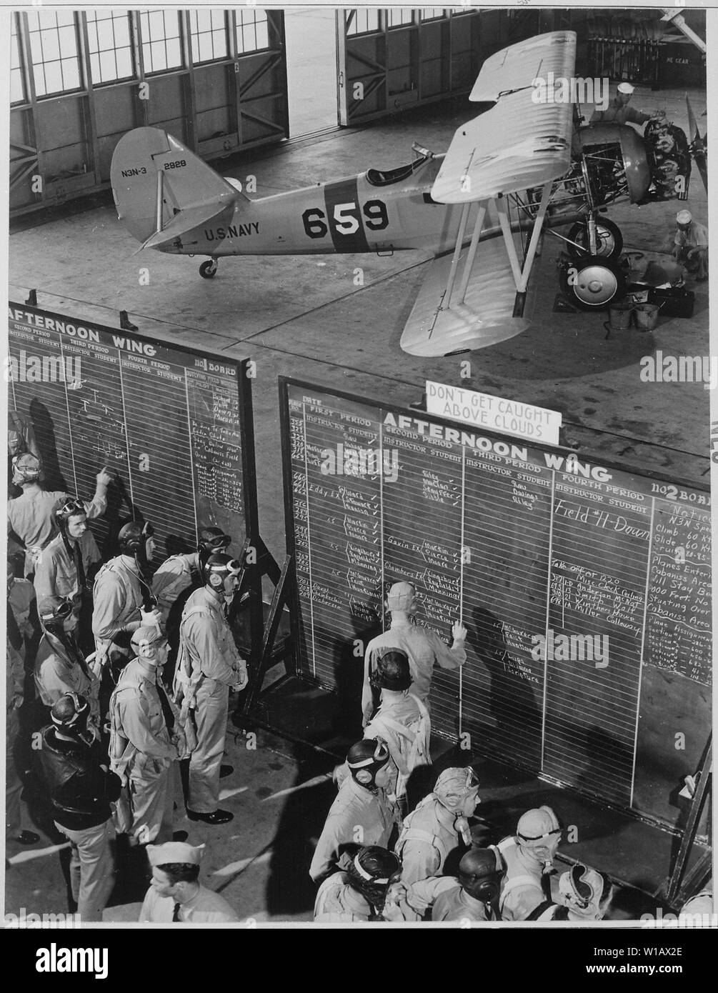 Englisch: Luftfahrt Kadetten prüfen Flug Boards für Last Minute die Anweisungen der Naval Air Training Center Corpus Christi, Texas., 11/1942 Русский: Лётчики - курсанты получают последние наставления перед полётом в центре Морском воздушном Кристи, Техас, 11/1942; Allgemeine Hinweise: Verwenden Sie Krieg und Konflikt Nummer 733 bei der Bestellung eine Reproduktion oder Anforderung von Informationen zu diesem Bild. Stockfoto