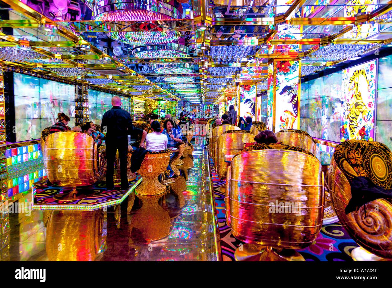 Opulente kitsch farbenfrohes Interieur mit Schnecke Stühle an Roboter Restaurant Bar, Tokio, Japan Stockfoto
