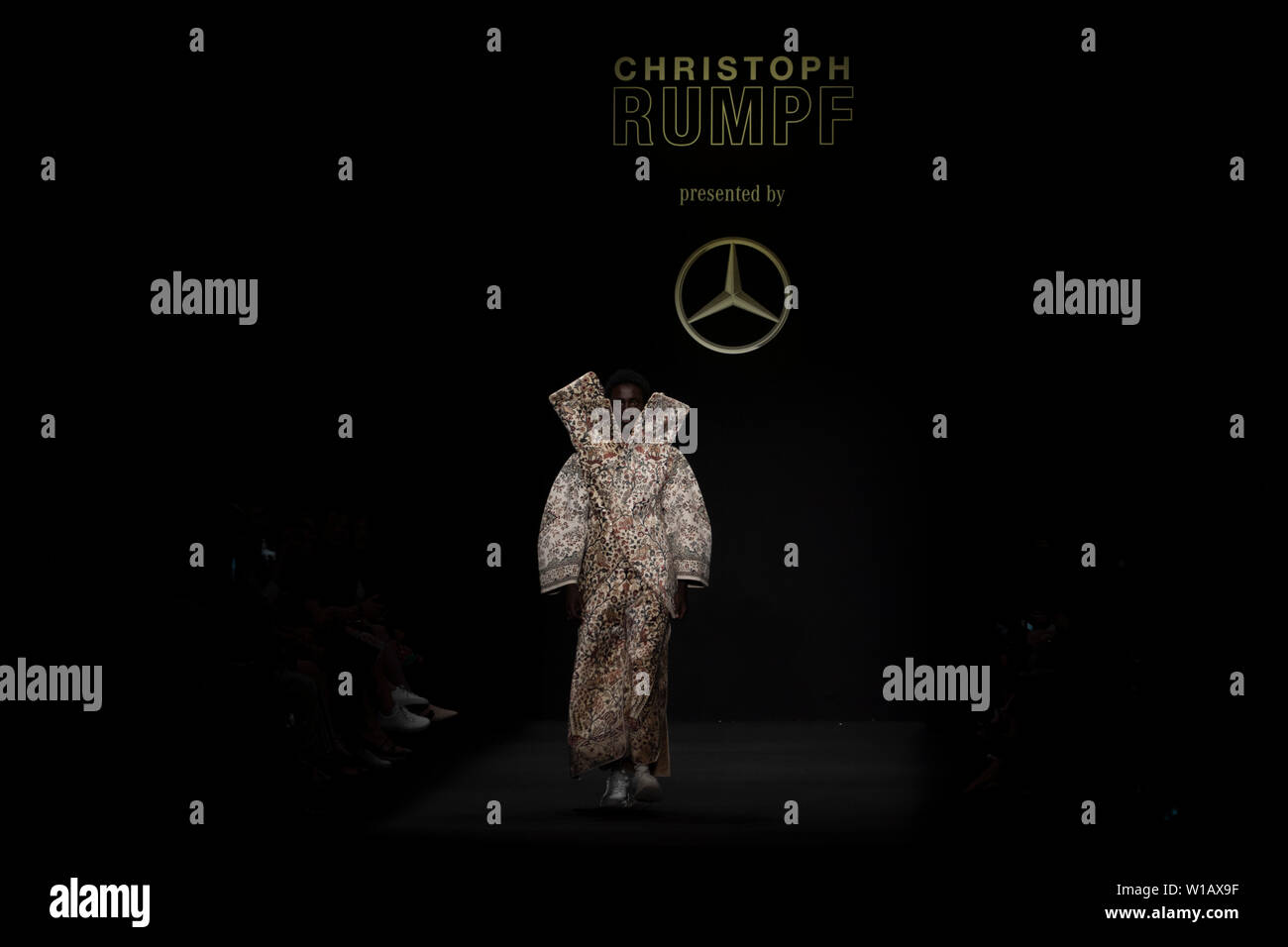 Ein Modell während Zeigen von Christoph Kruppe prestented von Mercedes Benz, Berlin, 01. Juli Berlin. Stockfoto