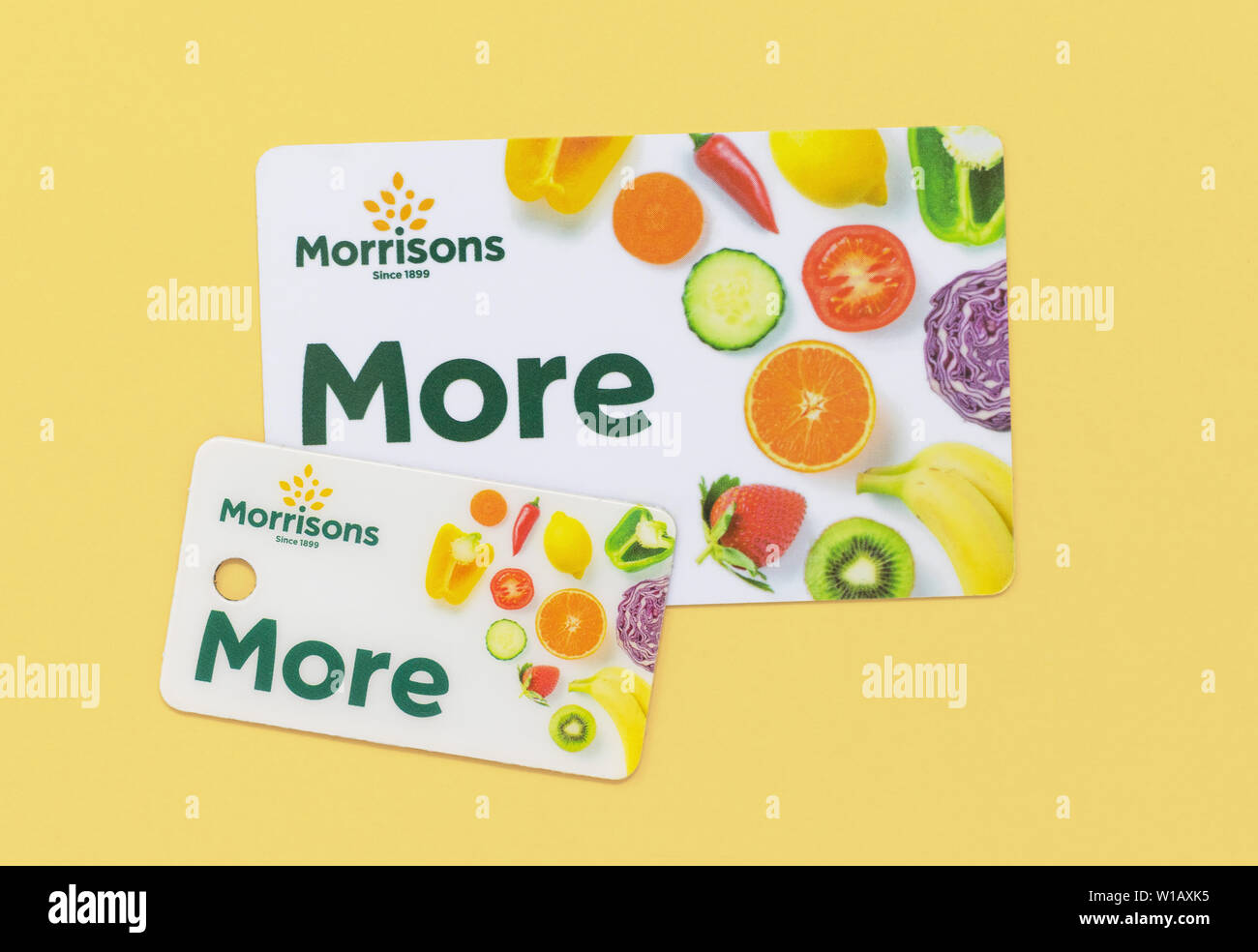London/UK - 1. Juli 2019 - Morrisons mehr Punkte Karte und Schlüsselanhänger auf gelbem Hintergrund. Morrisons ist die vierte größte Kette von Supermärkten in Stockfoto
