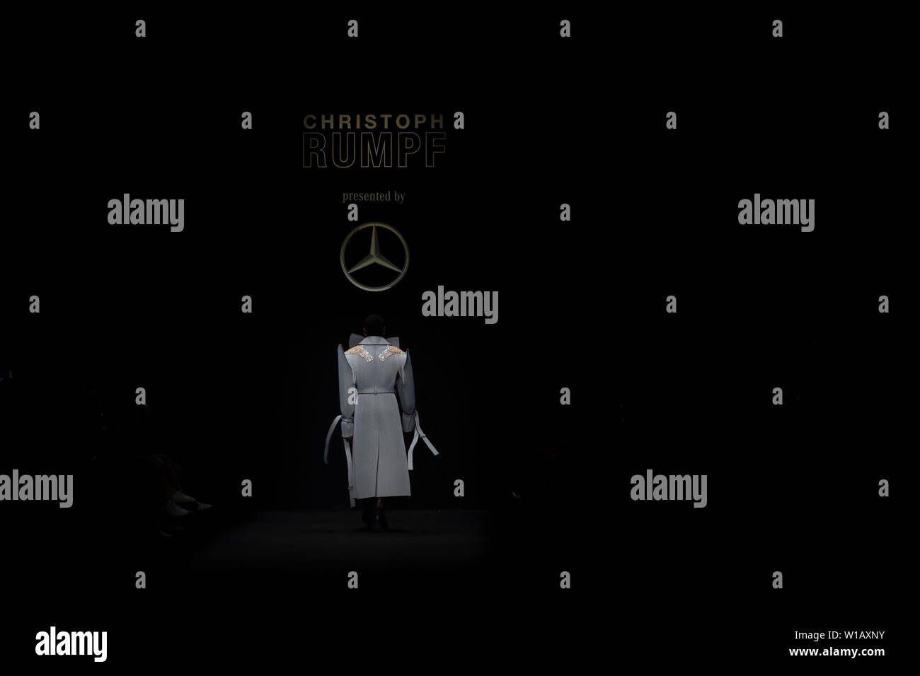 Ein Modell während Zeigen von Christoph Kruppe prestented von Mercedes Benz, Berlin, 01. Juli Berlin. Stockfoto