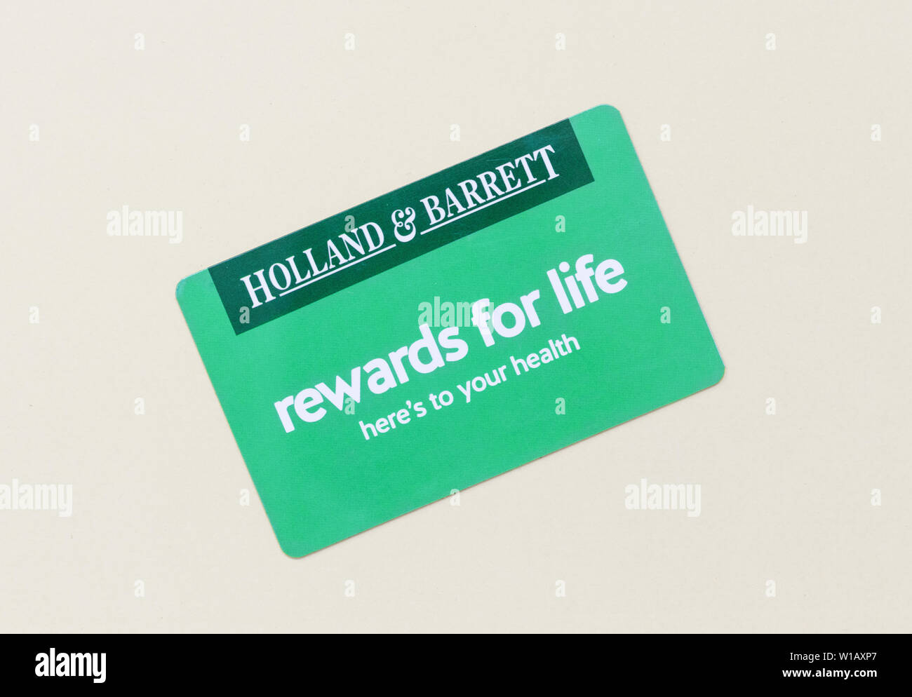 London/UK - 1. Juli 2019 - Holland und Barrett kunden Bonuskarte. Holland & Barrett ist eine Kette von Naturkostläden mit über 1.300 Stockfoto