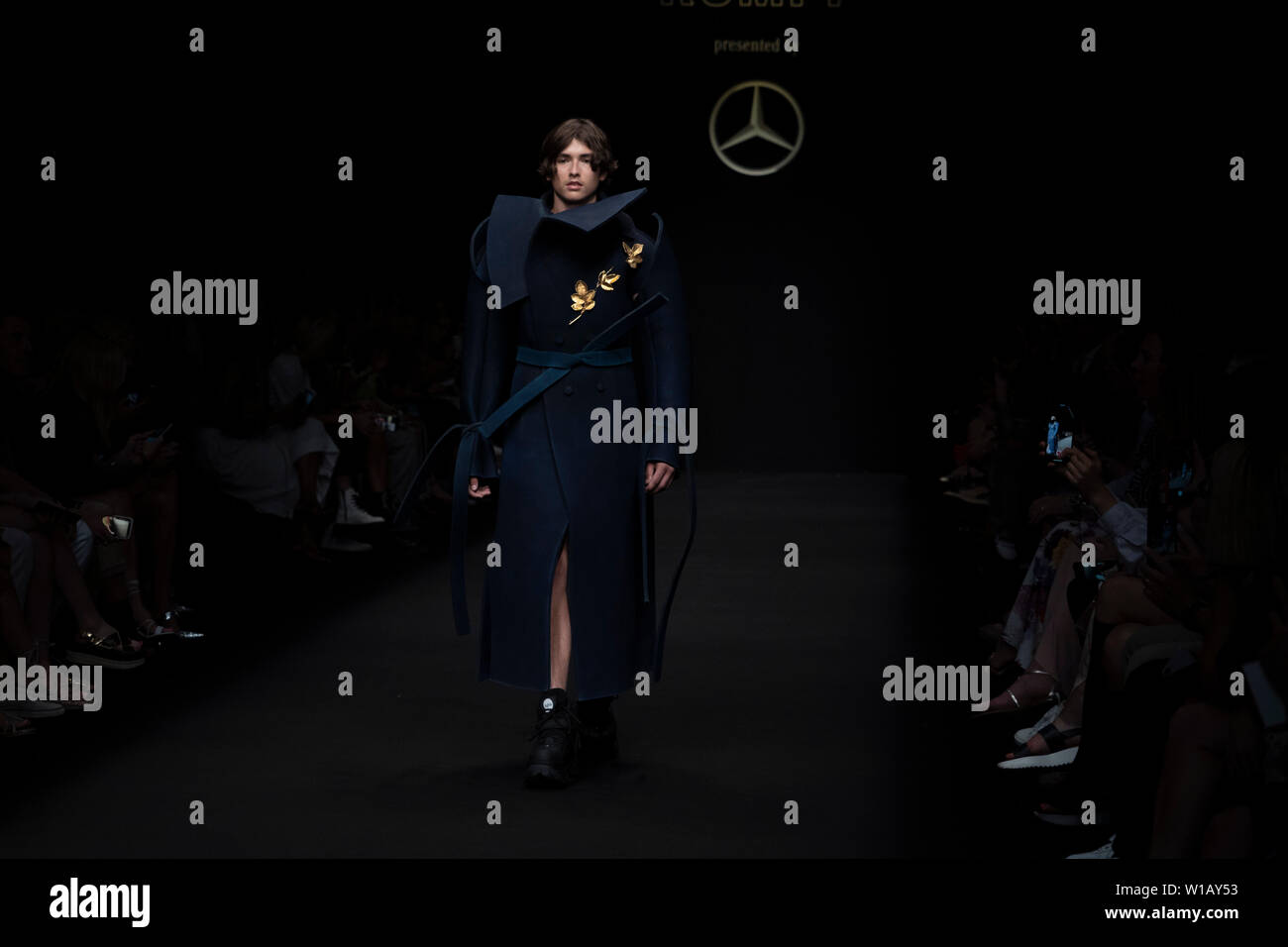 Ein Modell während Zeigen von Christoph Kruppe prestented von Mercedes Benz, Berlin, 01. Juli Berlin. Stockfoto