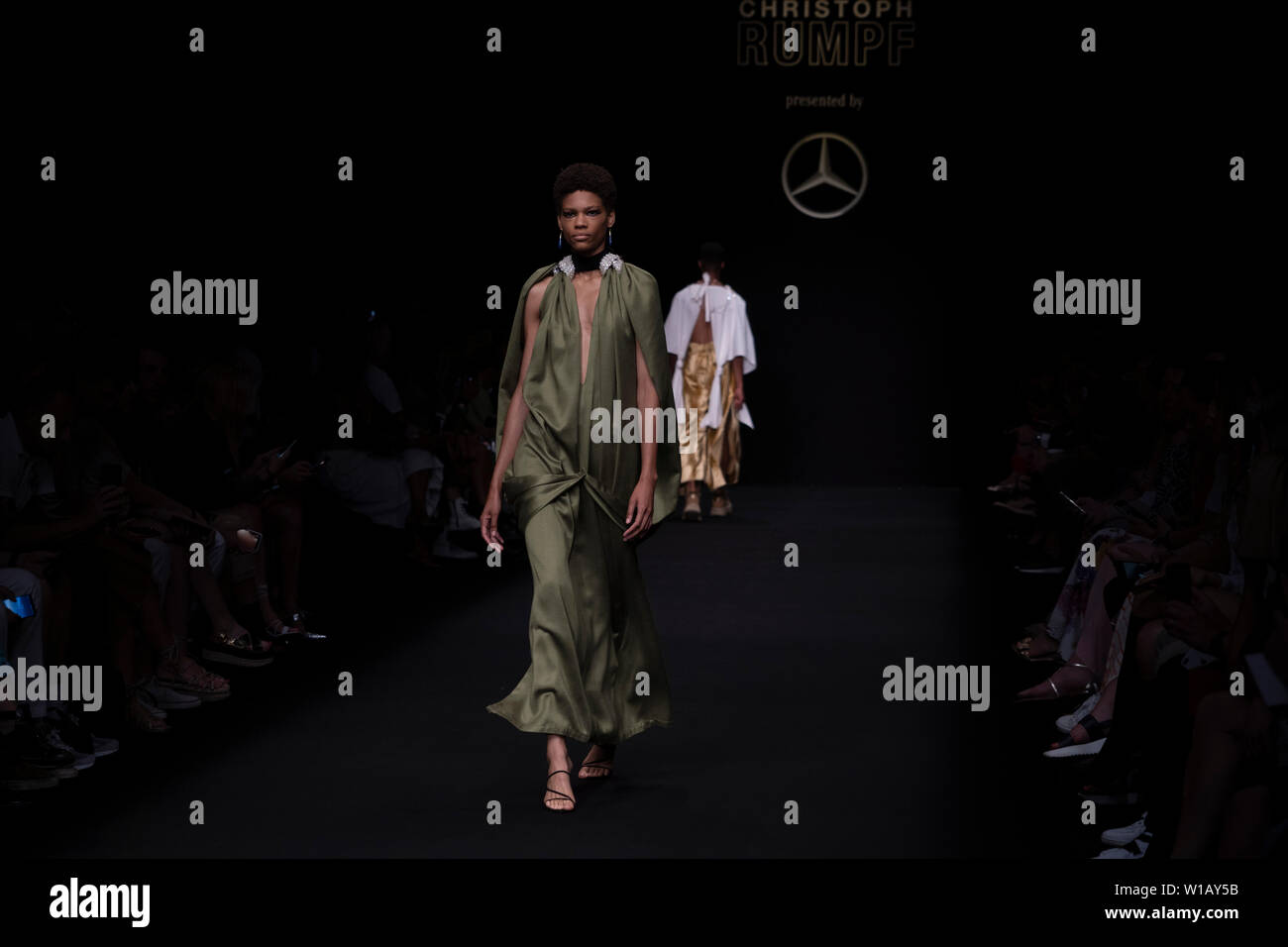 Ein Modell während Zeigen von Christoph Kruppe prestented von Mercedes Benz, Berlin, 01. Juli Berlin. Stockfoto