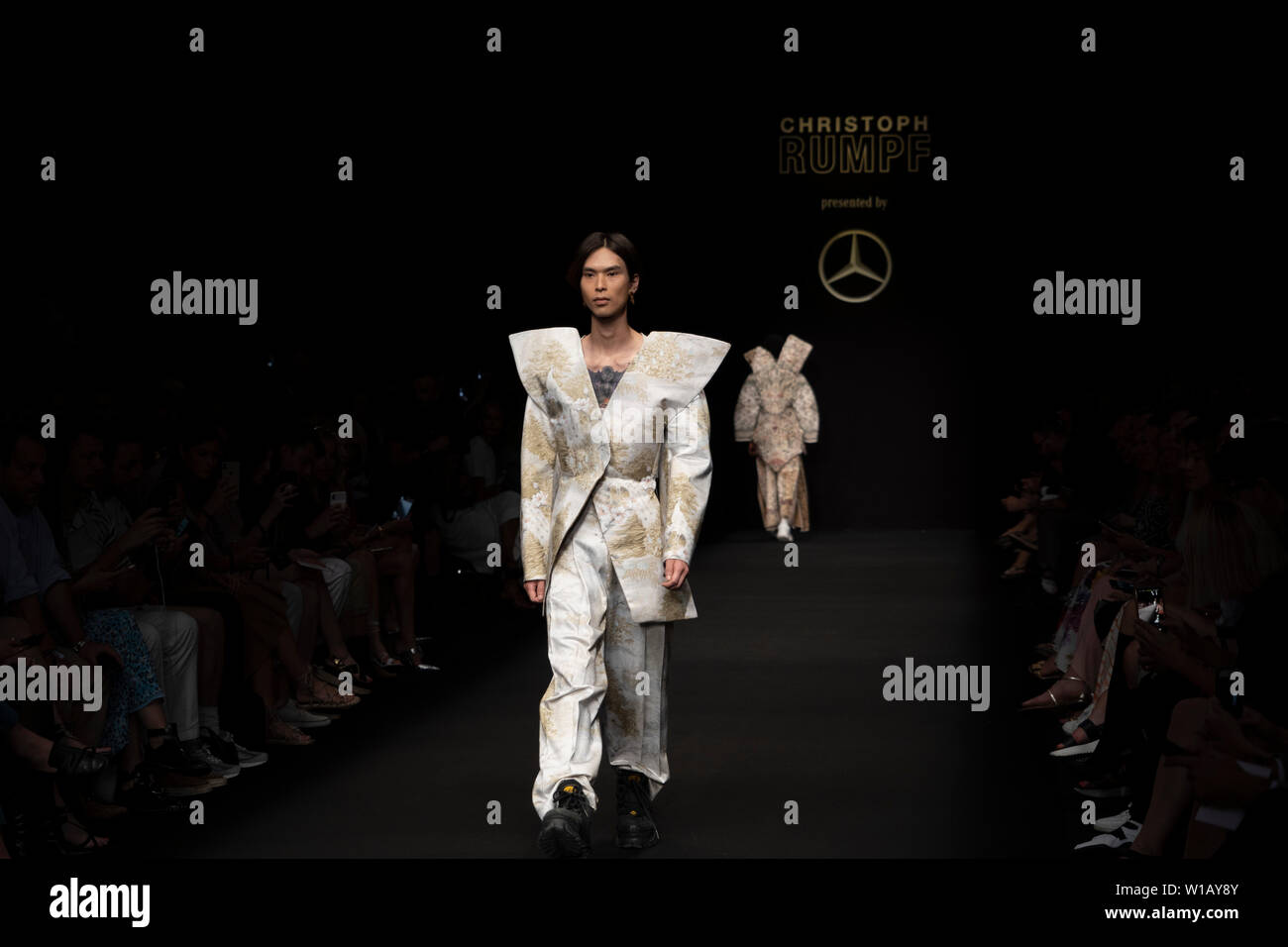 Ein Modell während Zeigen von Christoph Kruppe prestented von Mercedes Benz, Berlin, 01. Juli Berlin. Stockfoto