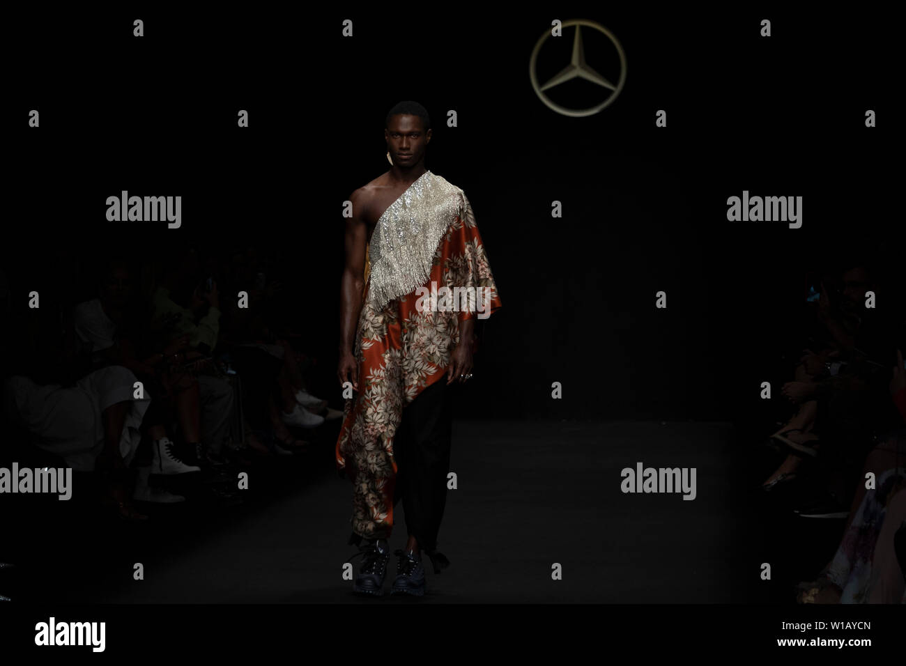 Ein Modell während Zeigen von Christoph Kruppe prestented von Mercedes Benz, Berlin, 01. Juli Berlin. Stockfoto