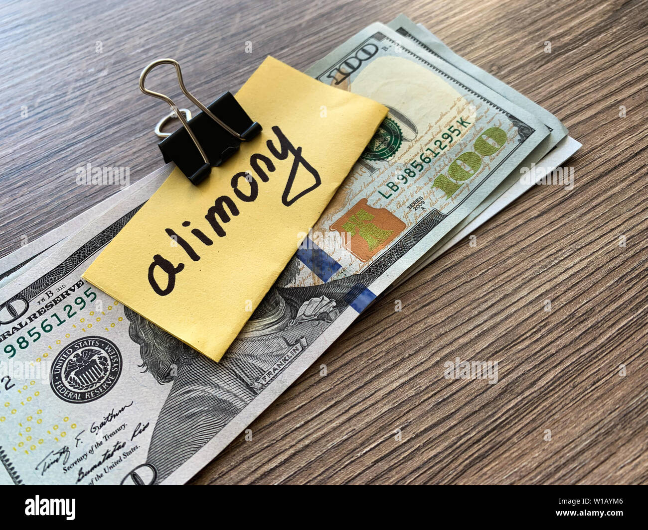 Zahlungen Alimente. Haufen Dollar mit Vorzeichen Alimente und Geld. Scheidung und Trennung Konzept. Stockfoto