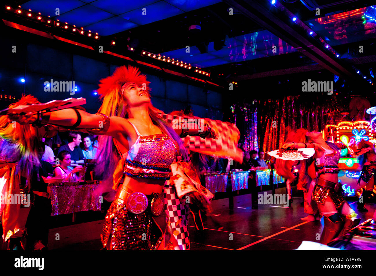Tänzer an Roboter Restaurant, Tokyo, Japan durchführen Stockfoto