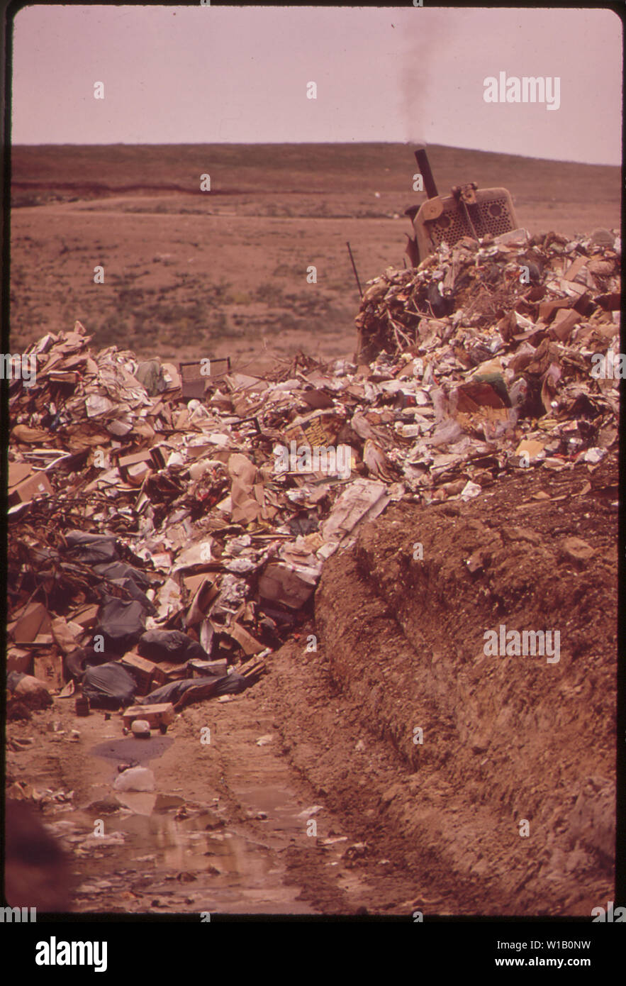 BOULDER COUNTY DEPONIE DUMP. Feste Abfälle ist gedumpten in Gräben und SOFORT ABGEDECKT Stockfoto