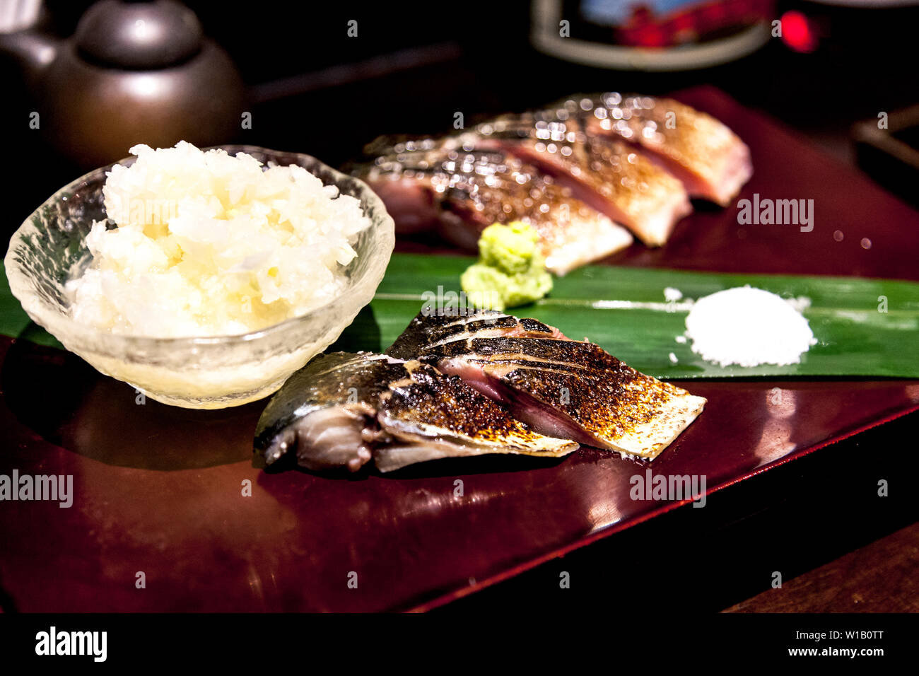 Gebratene Makrelen mariniert Fischgericht in einem Japanischen Restaurant in Tokio, Japan. Stockfoto