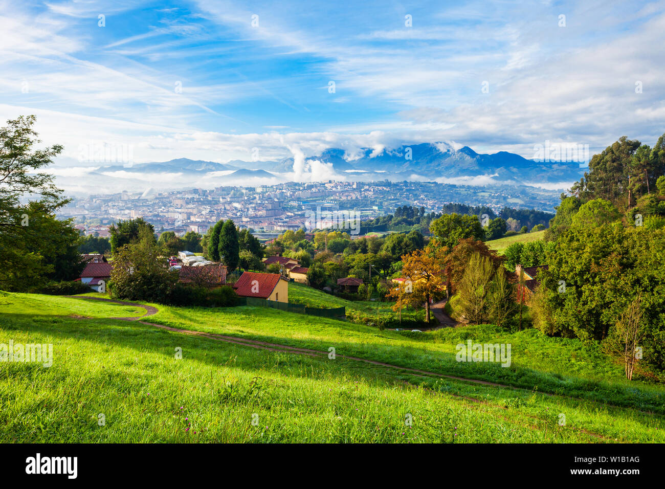 Oviedo Stadt Antenne Panoramablick Sonnenuntergang Blick von der Kirche Santa Maria del Naranco Aussichtspunkt in der Nähe von Oviedo, Spanien Stockfoto