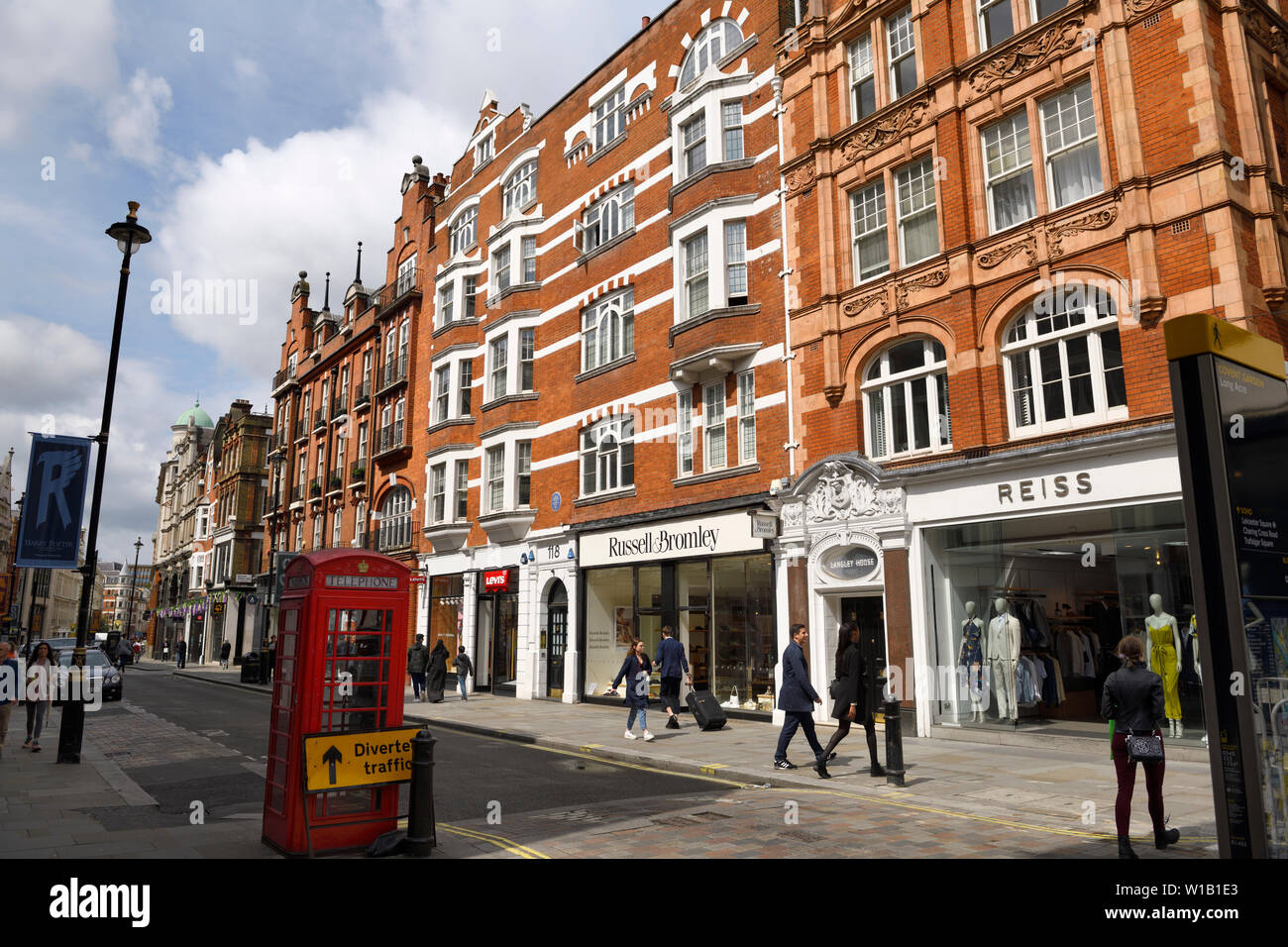 Rote Telefonzelle und den Geschäften in der Long Acre in Covent Garden London England Stockfoto