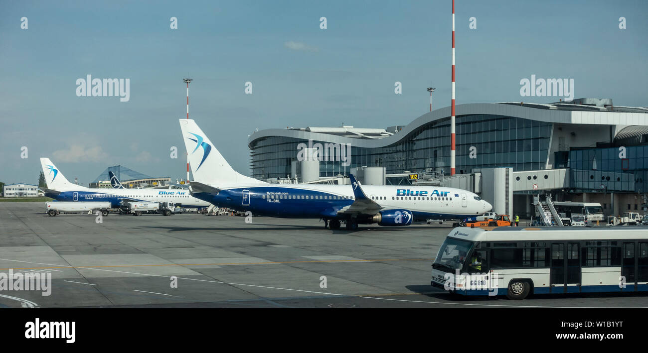 Die Schürze von Henri Coandă International Airport, Bukarest, Rumänien. Blue Air Flugzeug Boeing 737. Aeroportul Internațional Henri Coandă București Stockfoto
