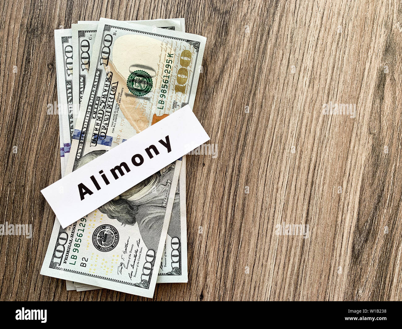 Zahlungen Alimente. Haufen Dollar mit Vorzeichen Alimente und Geld. Scheidung und Trennung Konzept. Stockfoto