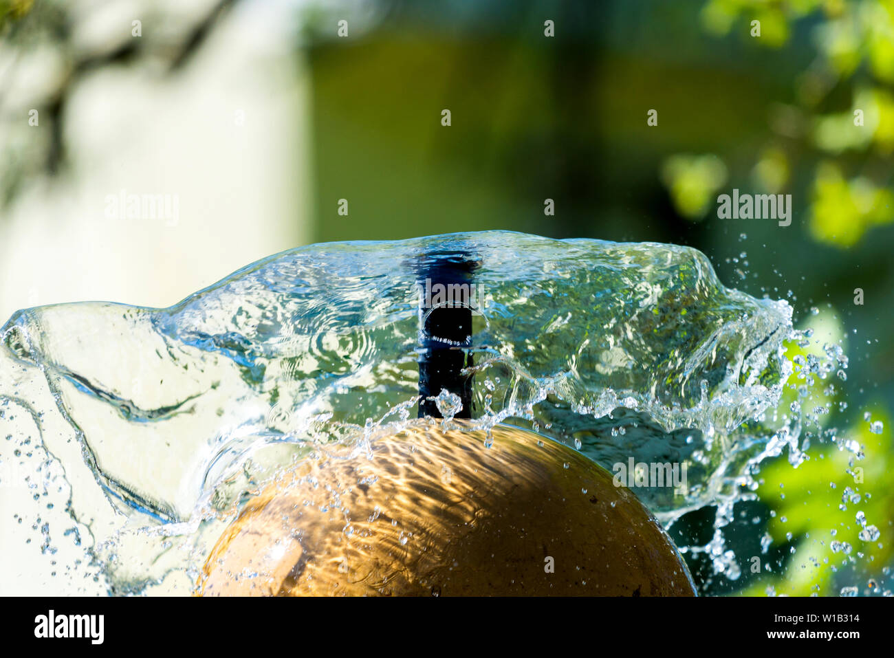 Festbild spashing Wasser aus einem Brunnen. Stockfoto
