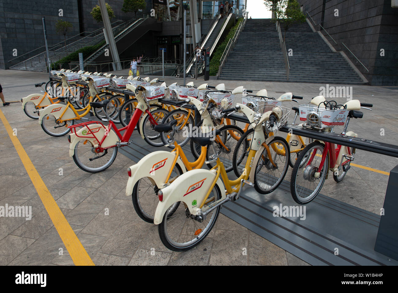 Mailand Italien 29. Juni 2019: Öffentliche Fahrräder bereit geparkt für nicht-verschmutzenden Verkehr Stockfoto