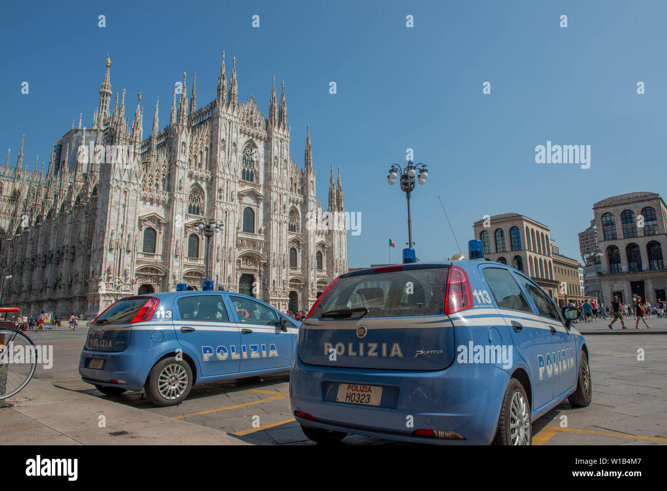 Mailand Italien Juni 29, 2019: Polizei Auto an der Piazza Duomo in Mailand zu kontrollieren und die Gefahr von Angriffen auf die Kathedrale zu verhindern Stockfoto