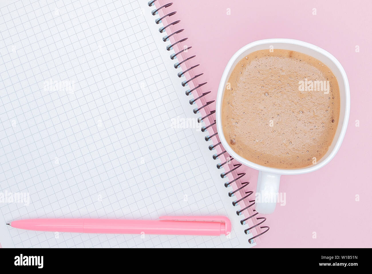 Ansicht von oben geschäftlichen Hintergrund Arbeitsbereich mit Kaffee, Stift und leer Notebook auf rosa Hintergrund. Bild für Bildung, Desktop, kopieren Sie Raum, Arbeit, workpla Stockfoto