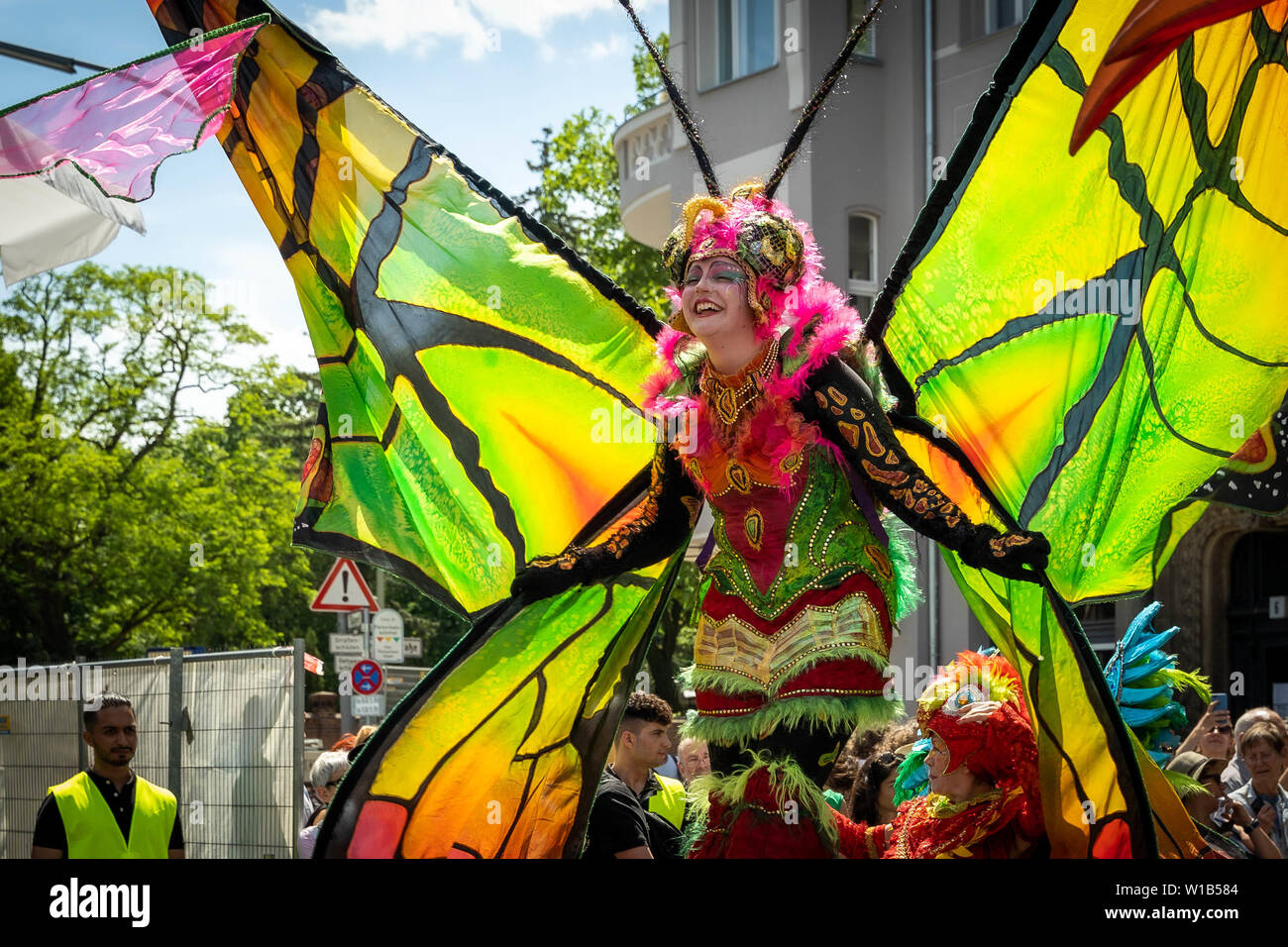 Berlin, Deutschland - Juni 9, 2019: Der Schmetterling auf dem Karneval der Kulturen Karneval Parade Inforaum Umzug - eine multikulturelle Musikfestival im Kre Stockfoto