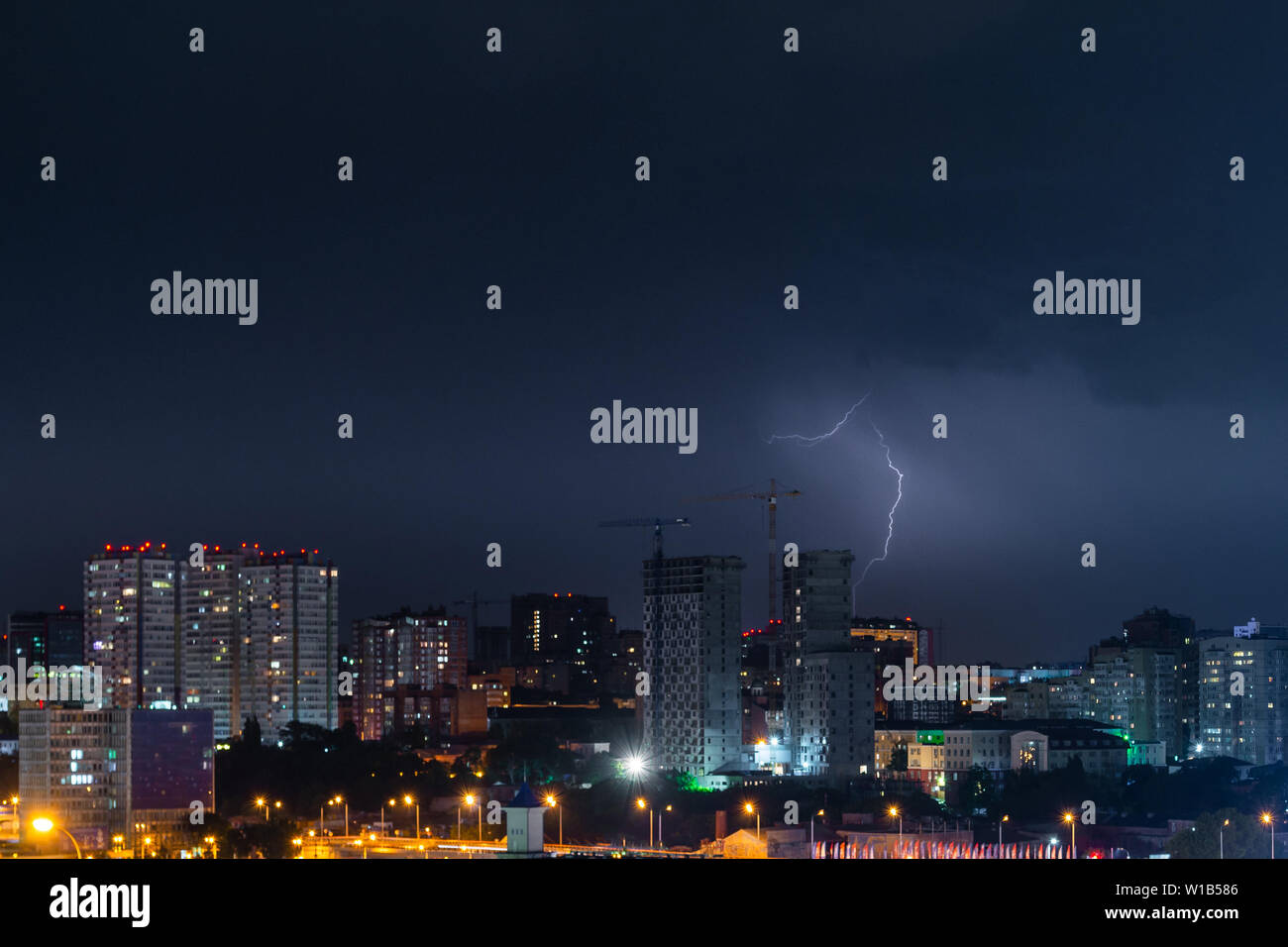 Donner, Beleuchtung und Sturm in den dunklen Nachthimmel. Stockfoto
