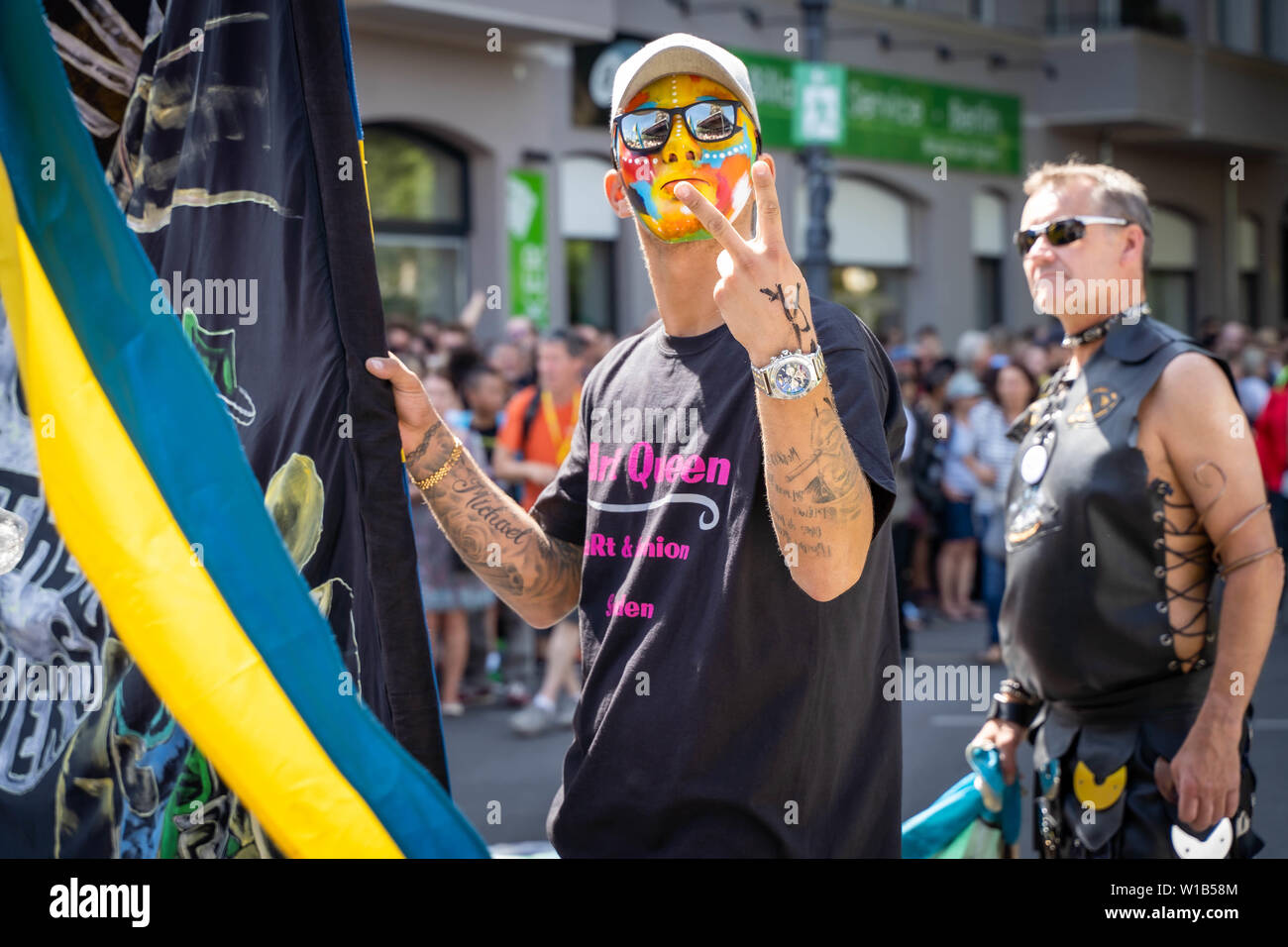 Berlin, Deutschland - Juni 9, 2019: Teilnehmer auf dem Karneval der Kulturen Karneval Parade Inforaum Umzug - eine multikulturelle Musikfestival im Kreuzbe Stockfoto