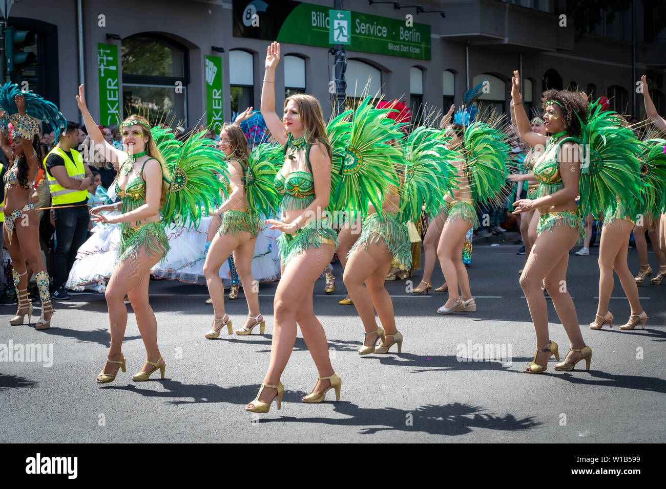 Berlin, Deutschland - Juni 9, 2019: Grüne Frauen dancegroup auf dem Karneval der Kulturen Karneval Parade Inforaum Umzug - eine multikulturelle Musik Festival Stockfoto