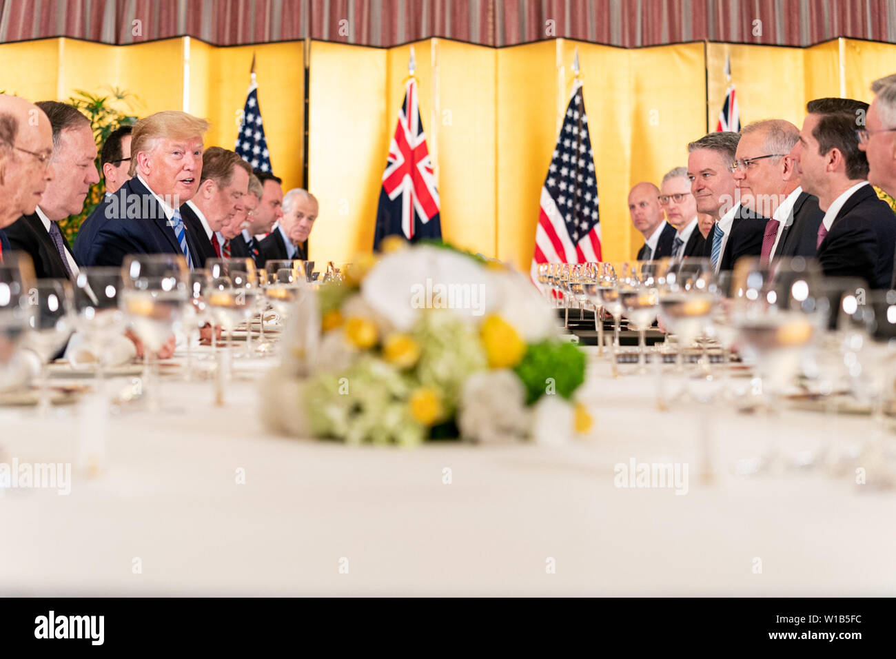 Osaka, die Vereinigten Staaten von Amerika. 27 Juni, 2019. Präsident Donald J. Trumpf, die von Mitgliedern der United States Delegation anschlossen, trifft sich mit dem australischen Premierminister Scott Morrison bei einem Arbeitsessen im Imperial Hotel Osaka Donnerstag, Juni 27, 2019 in Osaka, Japan. Personen: Präsident Donald Trump Credit: Stürme Media Group/Alamy leben Nachrichten Stockfoto