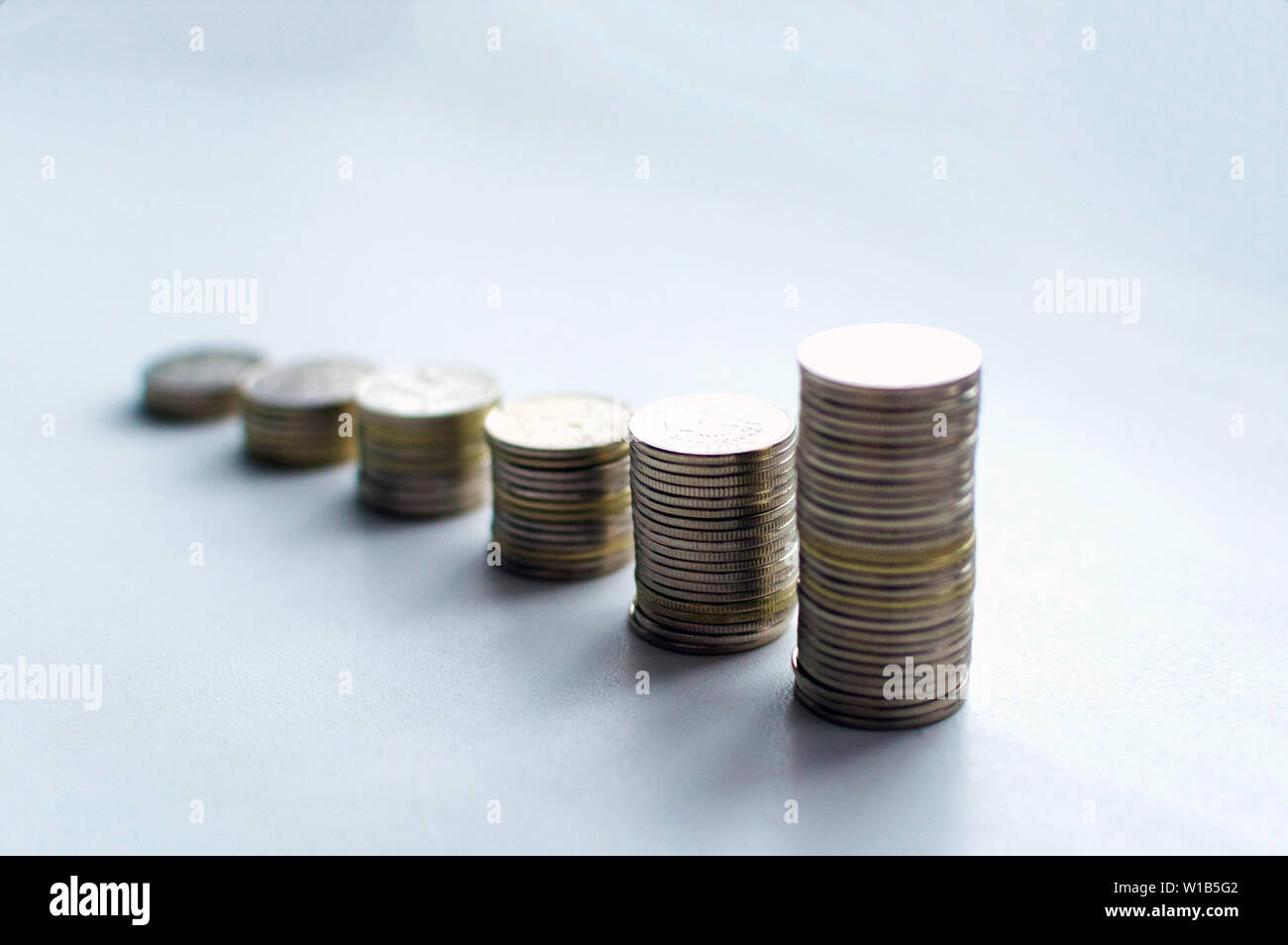 Die Spalten von Münzen, schritt der Stapel Münze auf weißem Hintergrund mit Kopie Platz für geschäftliche und finanzielle Konzept Idee isoliert. Stockfoto