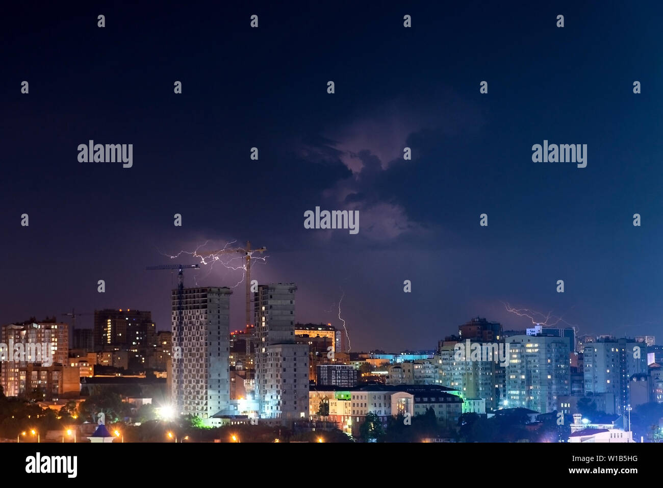 Donner, Beleuchtung und Sturm in den dunklen Nachthimmel. Stockfoto