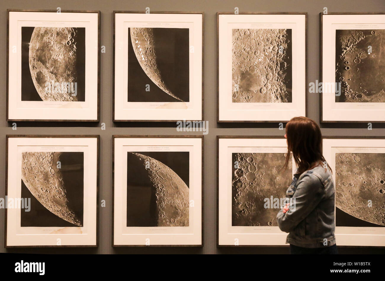 (190701) - NEW YORK, 1. Juli 2019 (Xinhua) - ein Besucher sieht im 19. Jahrhundert astronomische Fotografie, Maurice Lowey und Pierre Puiseux der Fotografischen Atlas des Mondes, während die Medien Vorschau der 'Apollo's Muse: Der Mond im Zeitalter der Fotografie" Ausstellung im Metropolitan Museum der Kunst in New York, USA, 1. Juli 2019. Zum 50. Jahrestag der Mondlandung von Apollo 11 zu feiern, das Metropolitan Museum der Kunst visuelle Darstellungen des Mondes vom Beginn der Fotografie bis heute in der Ausstellung präsentieren. Vom 3. Juli bis September 22. Stockfoto