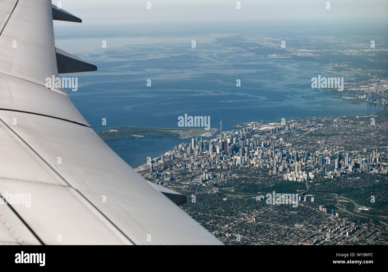 Luftaufnahme von Toronto Downtown Hochhäusern und West Rand des Lake Ontario mit gebogenen Flugzeugflügel Kanada Stockfoto
