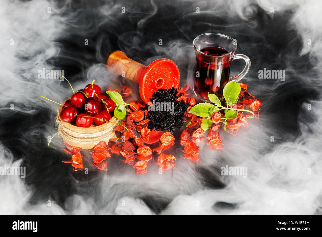 Shisha Schüssel mit Tabak in den Rauch. Cherry shisha Tabak. Stockfoto