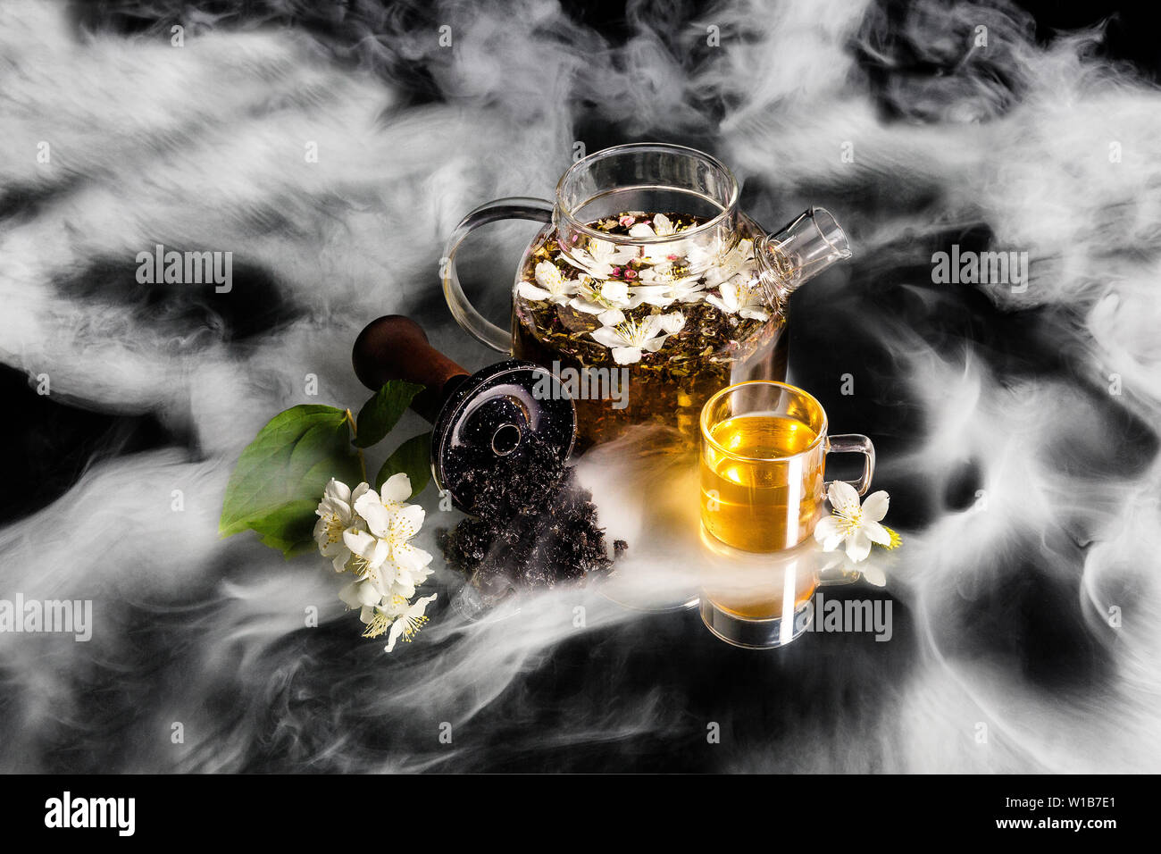 Shisha Schüssel mit Tabak in den Rauch. Jasmin shisha Tabak. Teekanne aus Glas und Jasmin Cup. Stockfoto