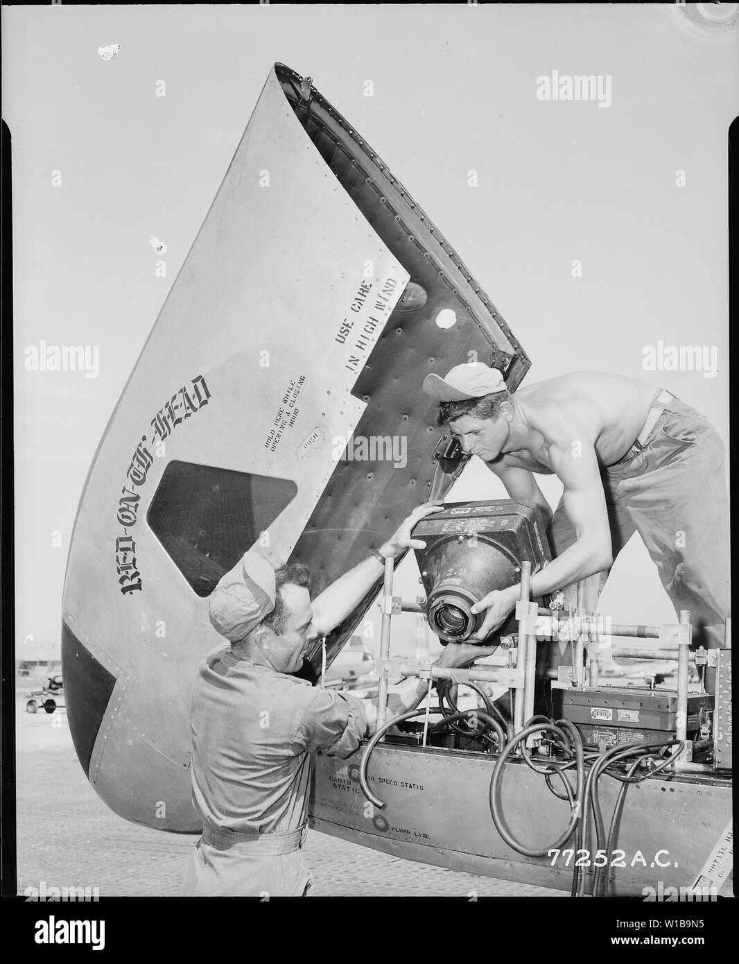 Kamera TRI-POD, JET angetrieben. Kameramänner mount eine riesige Antenne Kamera in der Nase von einem schnellen aber ansonsten unbewaffneten US Air Force Jet fighter für eine Aufklärungsmission über kommunistischen Nordkorea. T/Sgt. Harry M. Hanst, 29, von 6512Ventnor Avenue, Ventnor City, New Jersey und Cpl. Peter E. gewähren, 21, 130 South First Street, Perth Amboy, New Jersey sind die Techniker installieren die wichtigste Waffe. Stockfoto