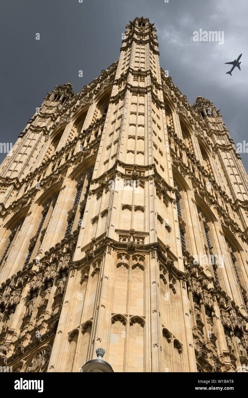 Suchen bis zu neu renovierte Victoria Tower im Palast von Westminster in London Vereinigtes Königreich mit obenliegender Düsenflugzeug Stockfoto