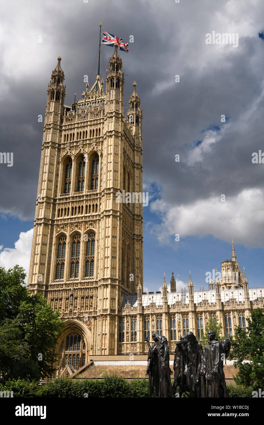 Der schwarze Stab Garden State Government Offices mit Victoria Tower im Palast von Westminster in London Vereinigtes Königreich mit Rodins Bürger von Calais bronze Stockfoto