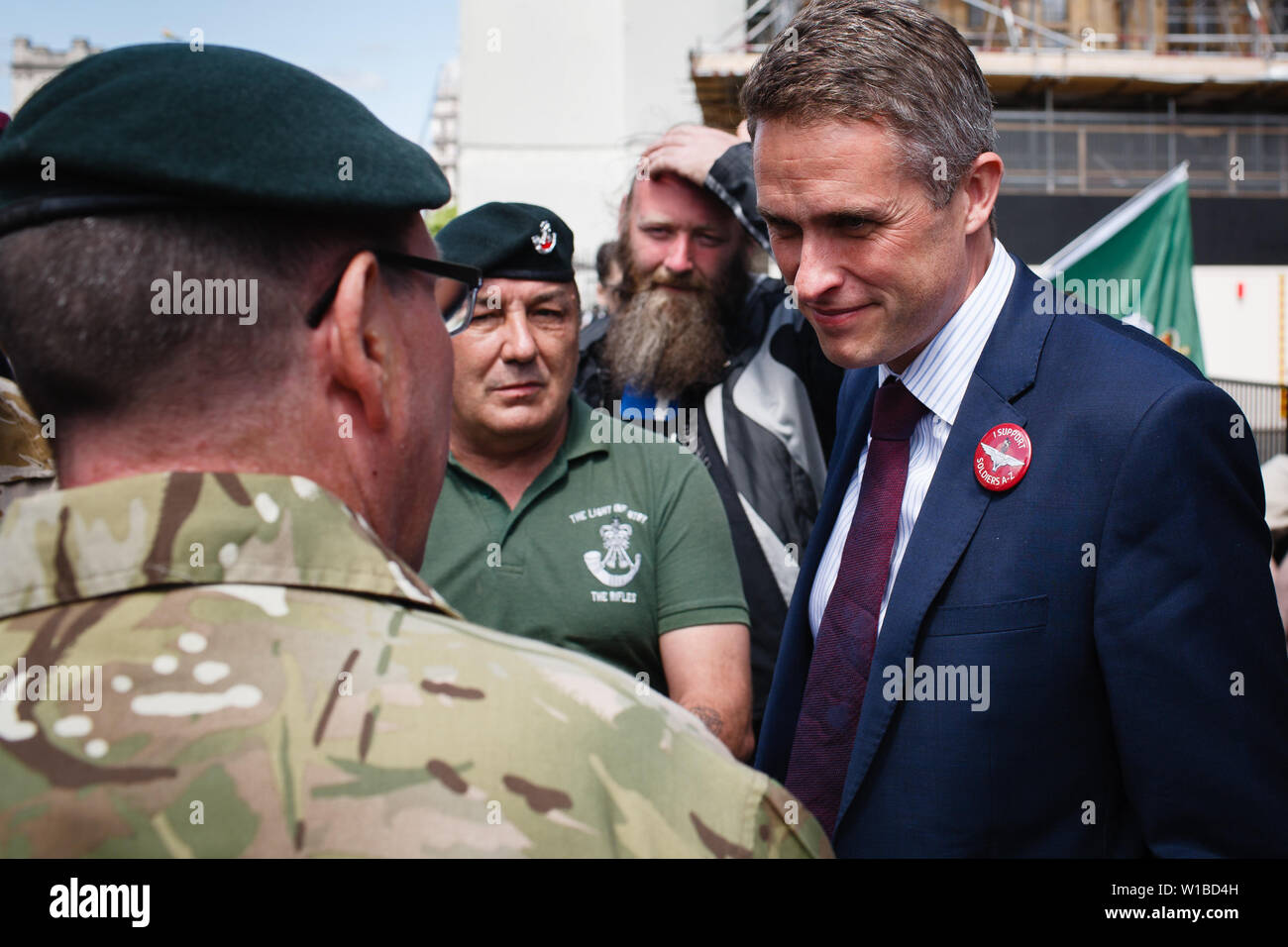 Großbritanniens ehemaliger Staatssekretär für Verteidigung Gavin Williamson mit Veteranen protestierten die Verfolgung der ehemaligen britischen Soldaten für Kriegszeiten Morde an einer Demonstration vor dem Parlament spricht. Die Demonstration zentriert auf dem Laufenden bei dem noch unbenannten'S oldier F', mit zwei Faellen Mord für Tötungen auf Bloody Sunday in Londonderry, Nordirland, 1972. Stockfoto