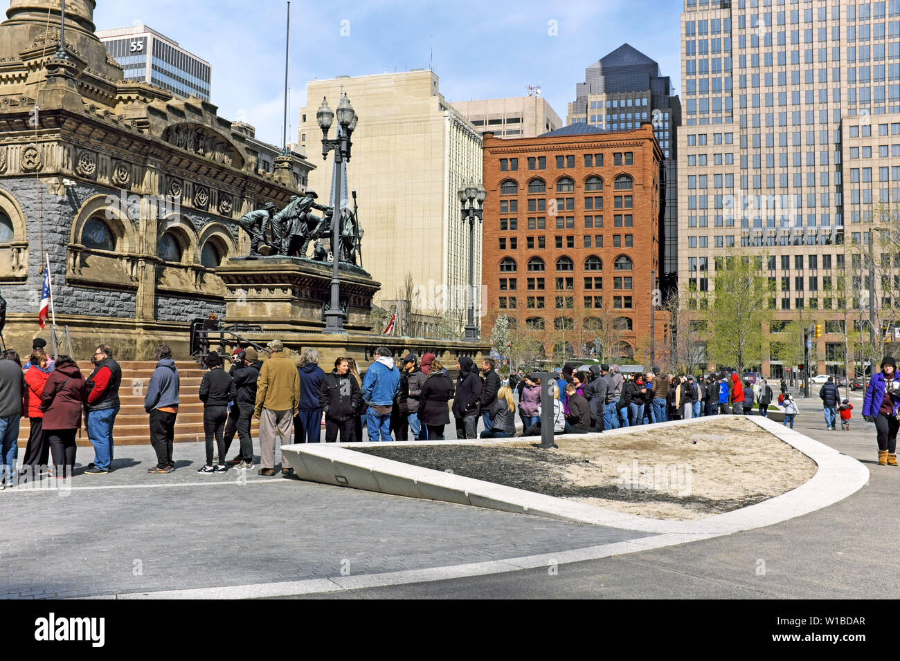 Besucher des öffentlichen Platzes in Cleveland, Ohio, warten am 27. April 2019 auf eine Führung durch das Soldiers and Sailors Monument. Stockfoto